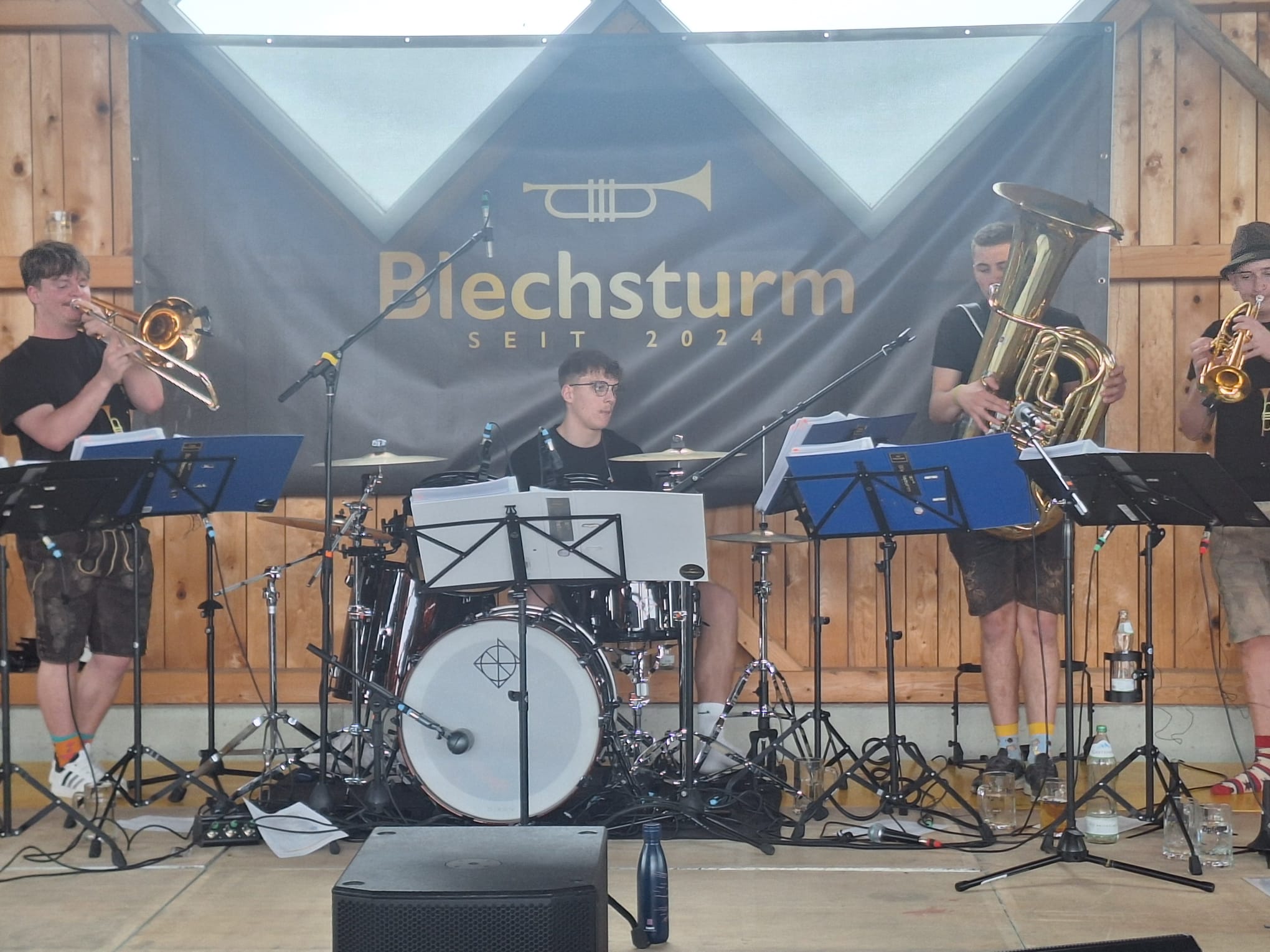 Blechsturm bei einem Auftritt vor dem Blechsturm Banner
